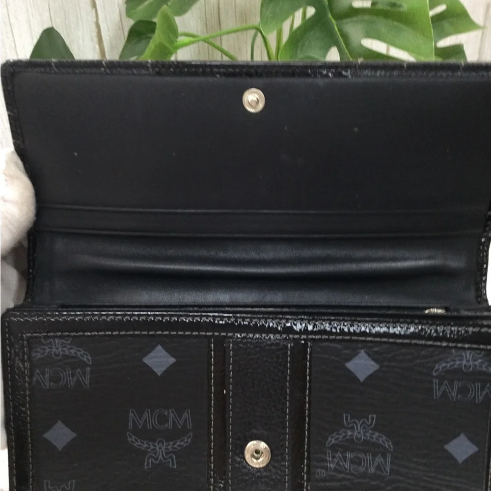 GUC MCM Black Women's Leather Wallet Clutch - Designer Plate Accent